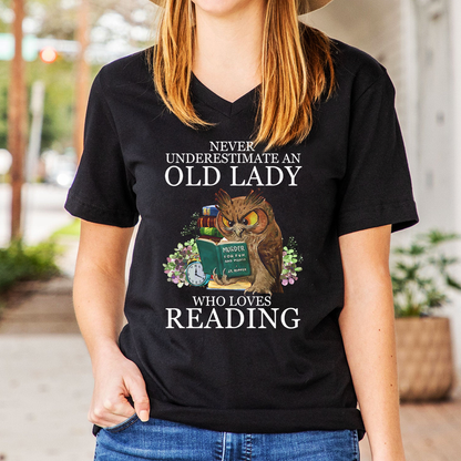 Never Underestimate An Old Lady Who Loves Reading Book Lovers Gift Women's V-neck T-shirt TSVB08